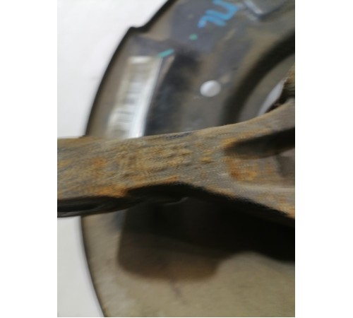 Поворотный кулак передний левый со ступицей