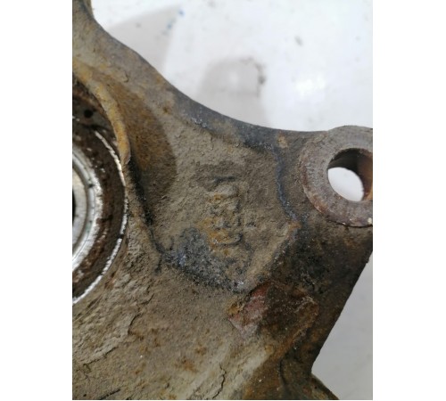 Поворотный кулак передний левый со ступицей