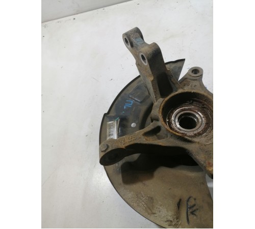 Поворотный кулак передний левый со ступицей