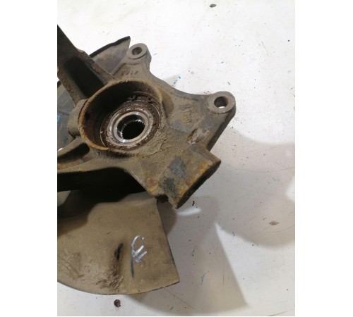 Поворотный кулак передний левый со ступицей