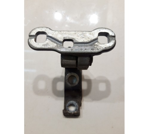 Петля двери (передняя, правая, нижняя)