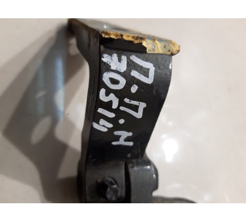 Петля двери (передняя, правая, нижняя)