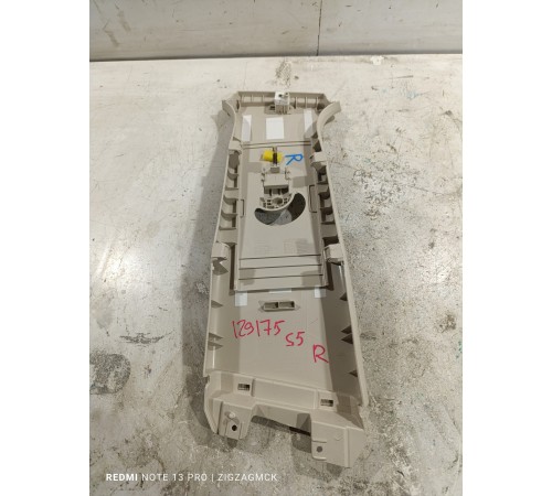 Обшивка центральной стойки правая верхняя