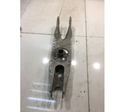 Рычаг подвески (задний, правый, нижний)