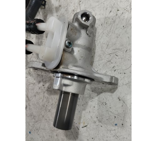 Главный тормозной цилиндр с бачком