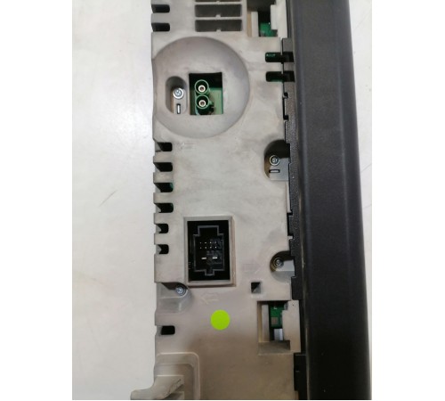 Дисплей панели приборов и мультимедиа