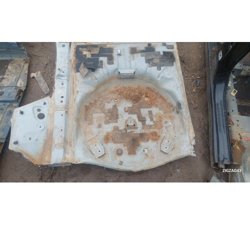 Ниша багажника (запасного колеса)