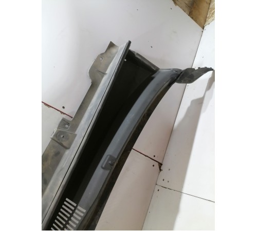 Жабо лобового стекла