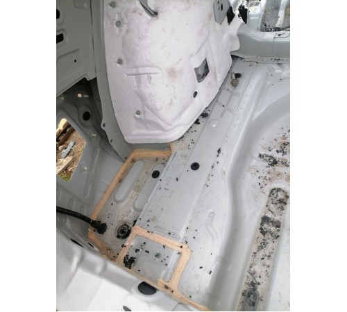 Ниша багажника запасного колеса