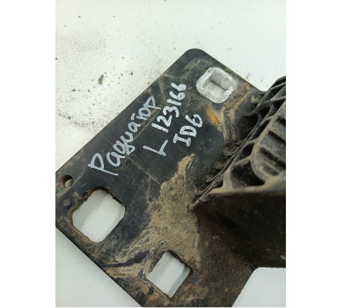 Кронштейн радиатора левый