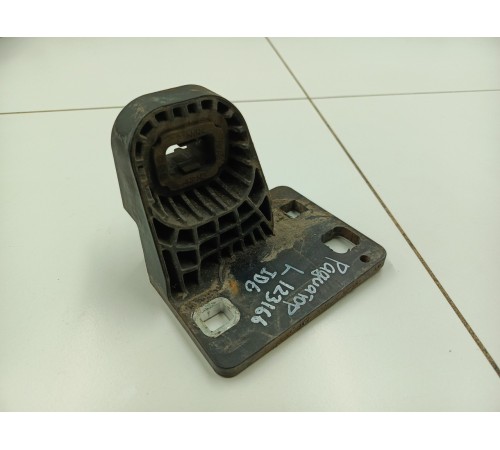 Кронштейн радиатора левый