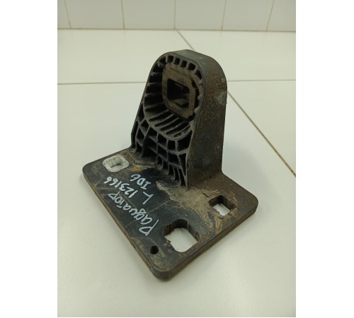 Кронштейн радиатора левый