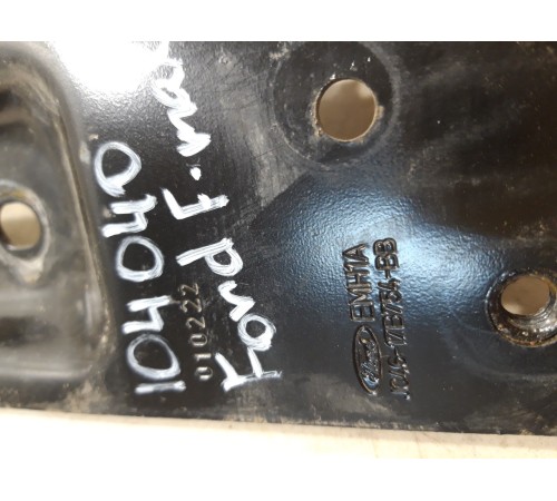 Кронштейн накладки ступеньки переднего бампера