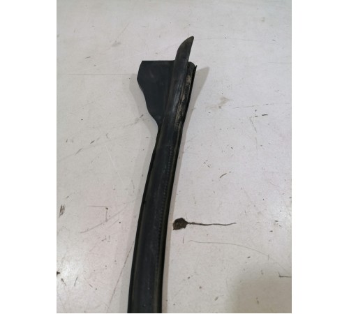 Уплотнитель задний левый