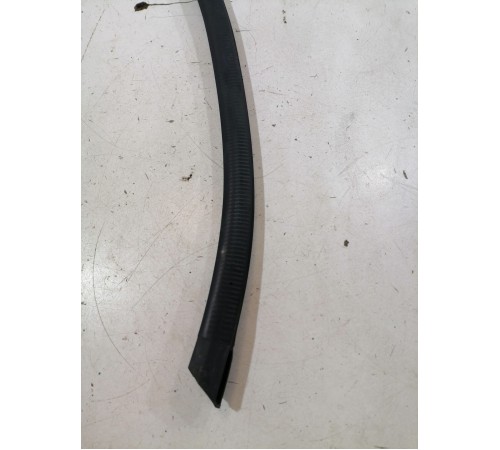 Уплотнитель задний левый