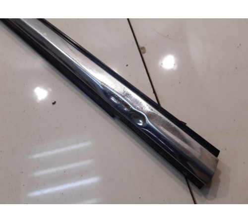 Нижний молдинг стекла (передний,правый)