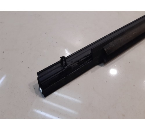 Нижний молдинг стекла (передний,правый)