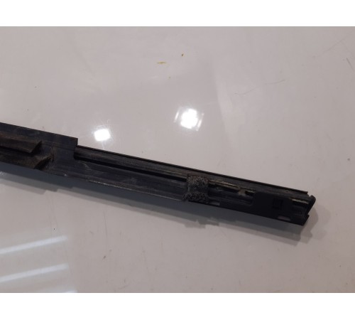 Нижний молдинг стекла (передний,правый)