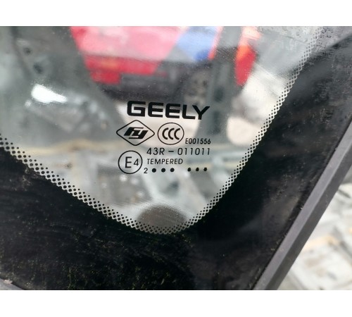 Стекло заднее правое глухое форточка