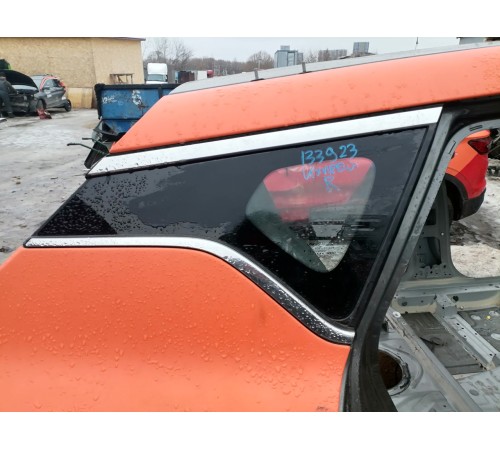 Стекло заднее правое глухое форточка