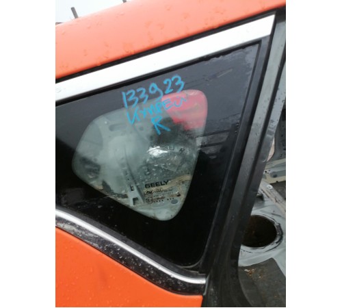 Стекло заднее правое глухое форточка