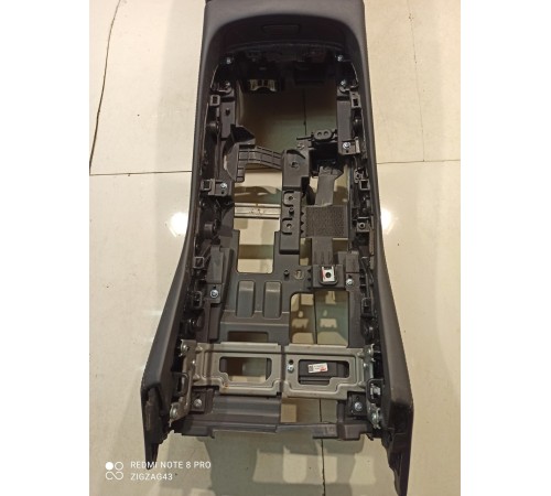 Центральная консоль с подлокотником