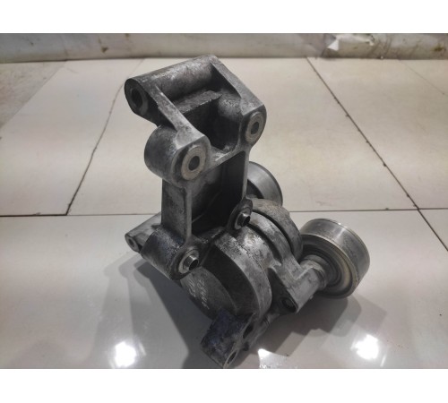 Ролик-натяжитель с кронштейном