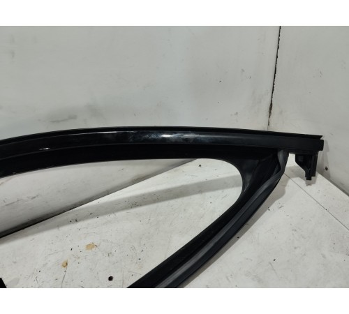 Уплотнитель стекла двери передний левый