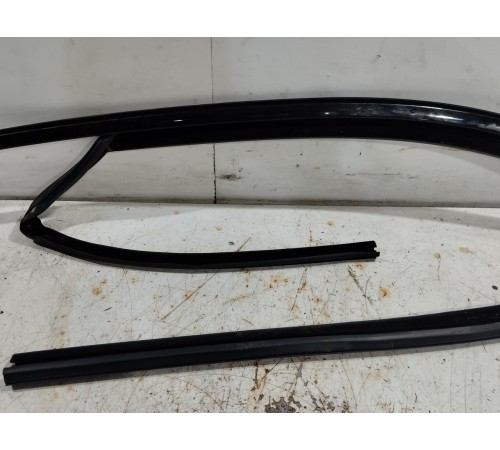 Уплотнитель стекла двери передний левый