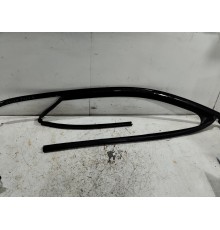 Уплотнитель стекла двери передний левый