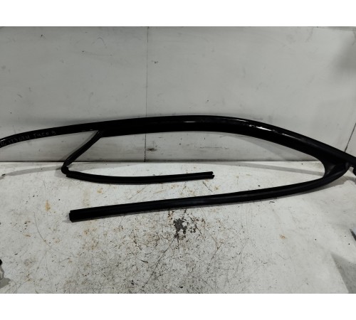 Уплотнитель стекла двери передний левый