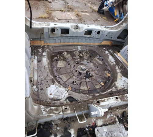 Ниша багажника (запасного колеса)