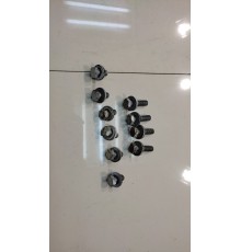 Болты крепления двери багажника