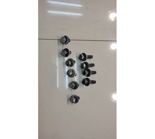 Болты крепления двери багажника