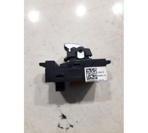 Кнопка стеклоподъемника (задняя левая)