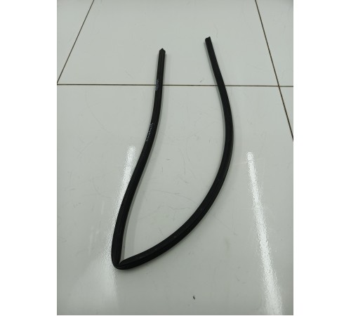 Уплотнитель капота