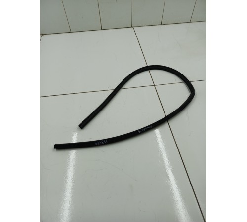 Уплотнитель капота