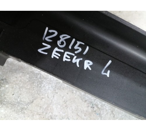 Пластиковая накладка в багажник левая