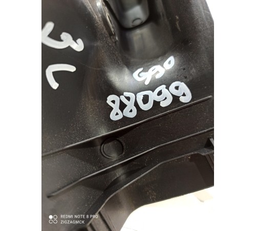 Накладка (кожух) петли крышки багажника левая