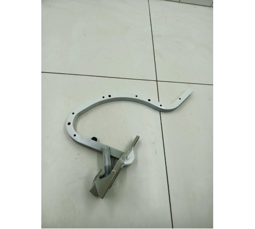 Петля крышки багажника левая