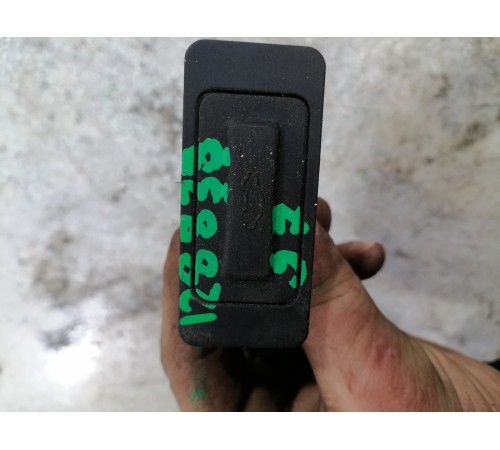 Кнопка открывания багажника