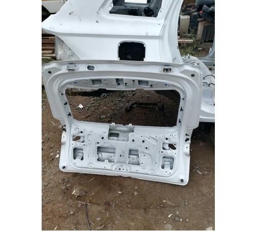 Крышка багажника (пятая дверь)