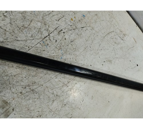 Уплотнитель стекла передний правый внешний