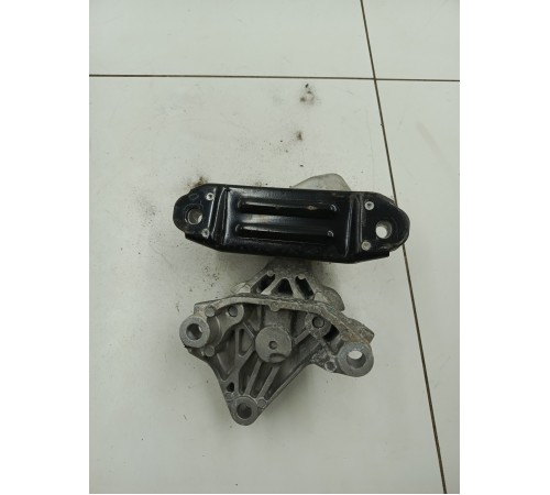 Опора двигателя левая