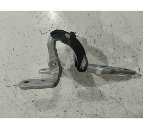 Петля крышки багажника правая