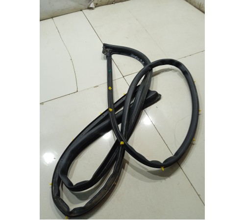 Уплотнитель двери(передний правый)