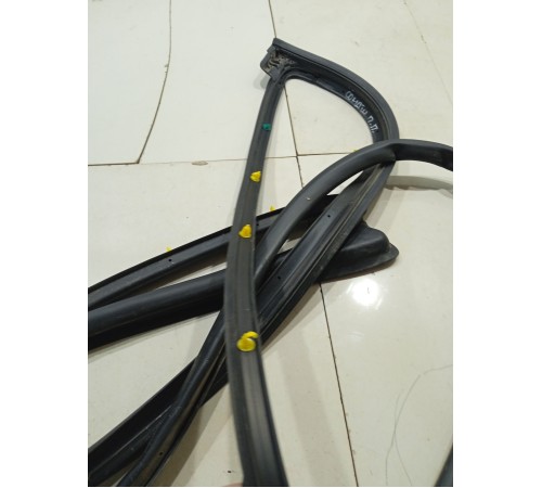 Уплотнитель двери(передний правый)