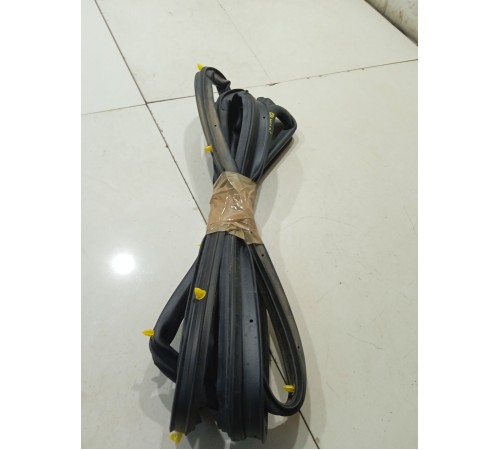 Уплотнитель двери(передний правый)