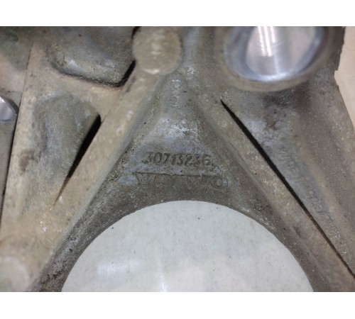 кронштейн редуктора передний