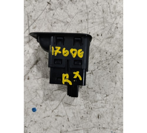 Кнопка открывания крышки багажника